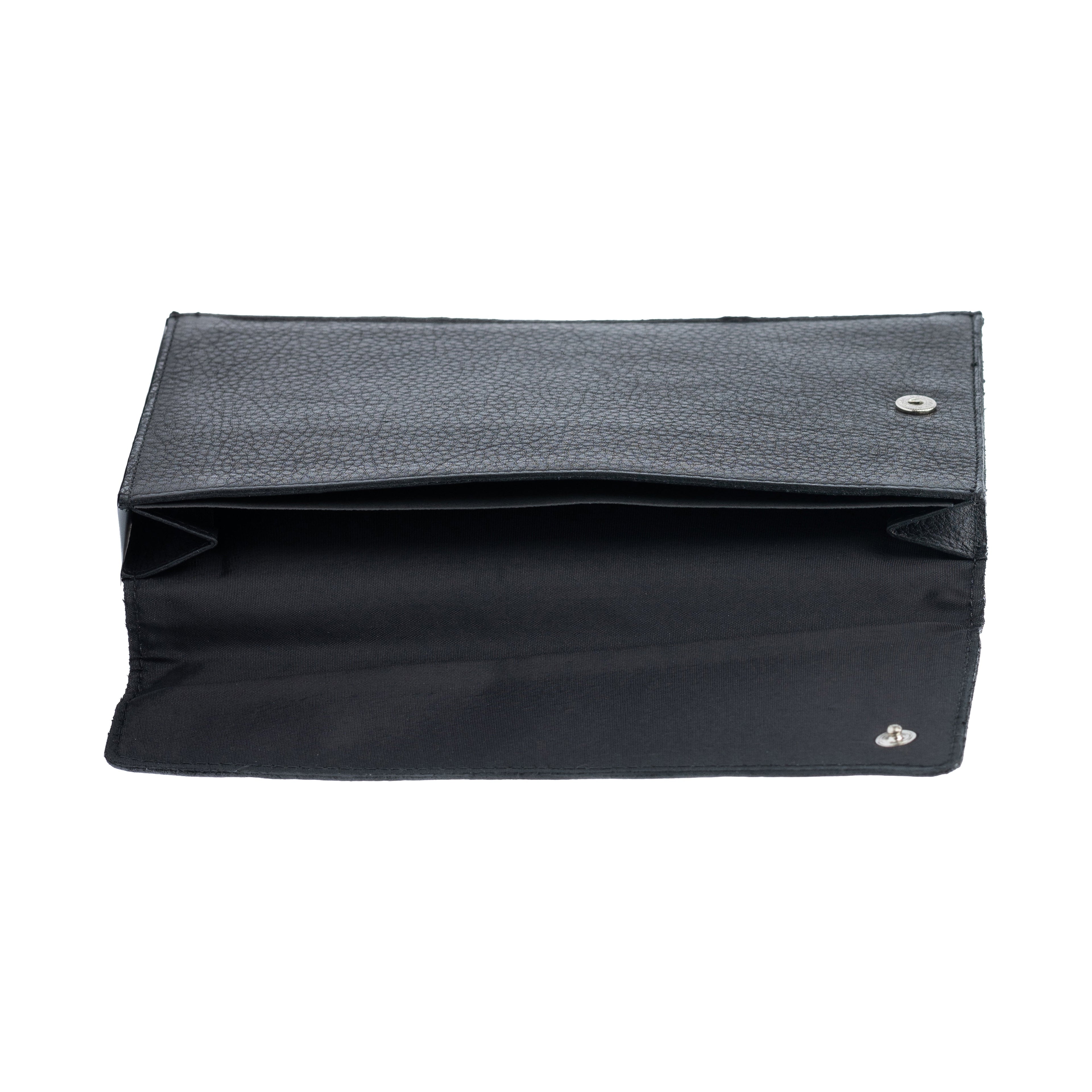 K0018AB | Car and Motorcycle Document Holder in genuine full-grain leather with light grain. Black color. Snap button closure. Dimensions: 19 x 13 x 1 cm. Packaging: Tnt pouch.
